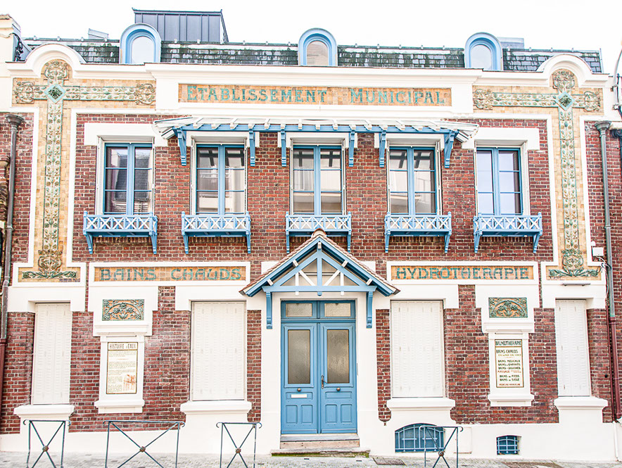 Anciens bains-douches de Villers-sur-Mer - Façade Anciens bains-douches de Villers-sur-Mer, restitution de céramiques architecturales, par Natacha MONDON & Eric PIERRE - Façade