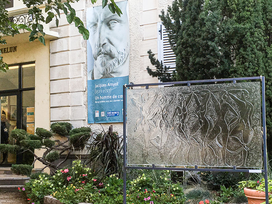 La Danse des femmes, bas-reliefs en verre architectural, par Natacha MONDON & Eric PIERRE - Musée d’Art et d’Histoire de Melun