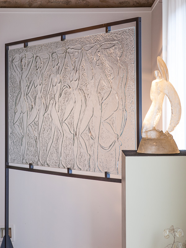 La Danse des femmes, bas-reliefs en verre sculpté, par Natacha MONDON & Eric PIERRE - Musée du verre de Dordives