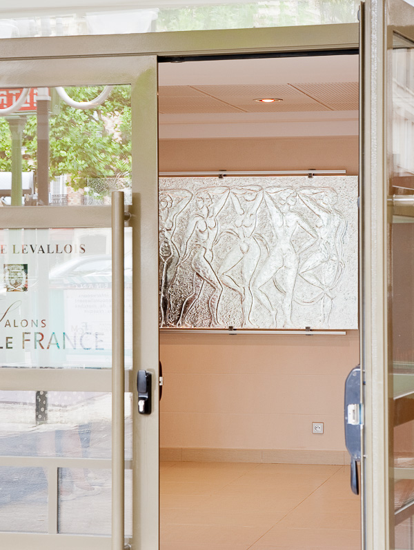 La Danse des femmes, bas-reliefs en verre sculpté, par Natacha MONDON & Eric PIERRE - Salles d’équipements collectifs