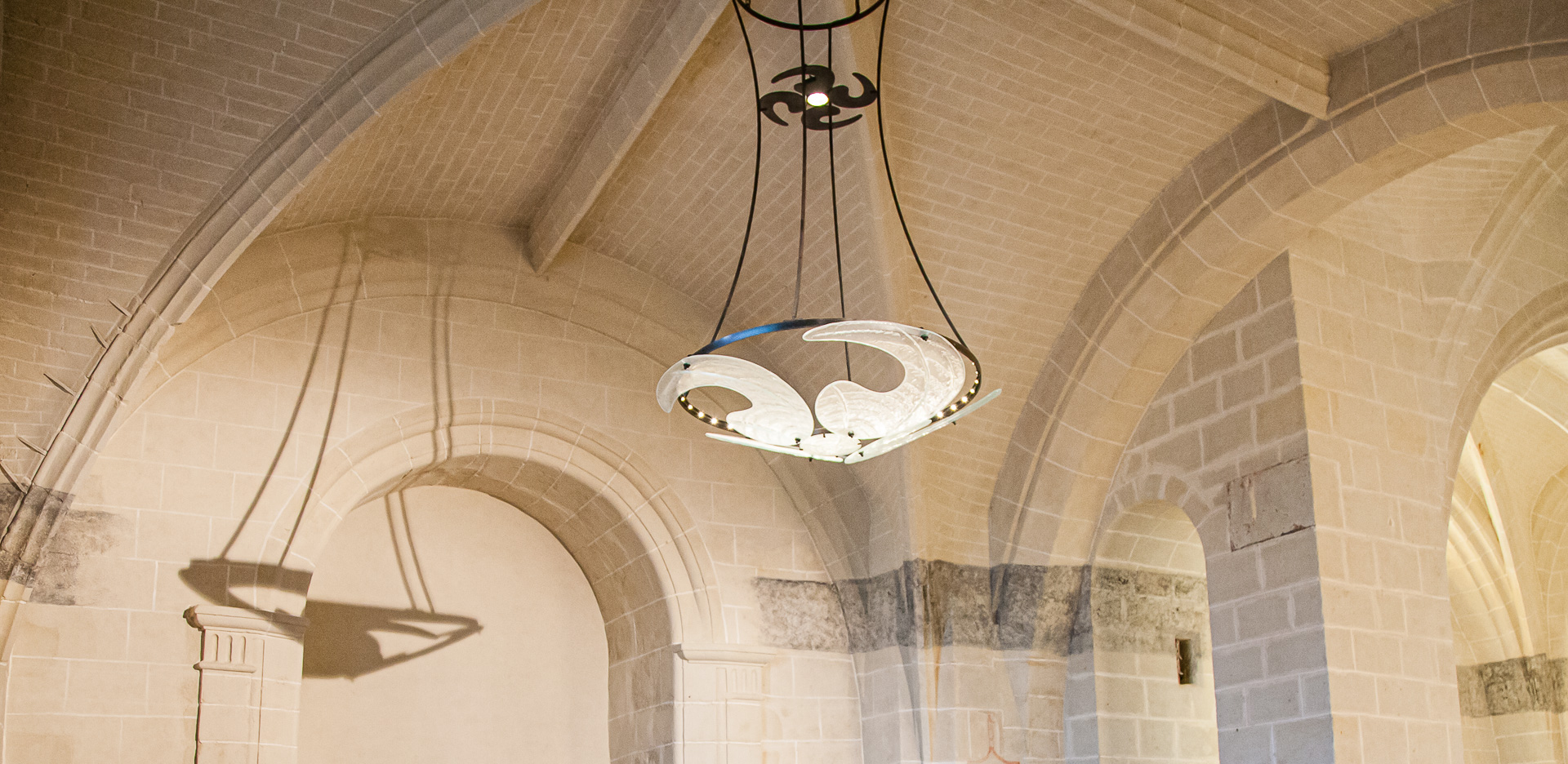 Lustres de la collégiale de Bueil-en-Touraine Lustres de la collégiale de Bueil-en-Touraine, lustres en verre par Natacha MONDON & Eric PIERRE