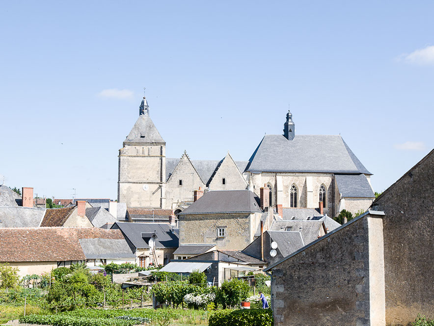 Lustres de la collégiale de Bueil-en-Touraine - Vue de la collégiale Lustres de la collégiale de Bueil-en-Touraine, lustres en verre par Natacha MONDON & Eric PIERRE - Vue de la collégiale
