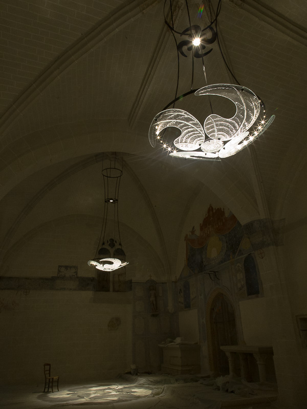 Lustres de la collégiale de Bueil-en-Touraine, lustres en verre par Natacha MONDON & Eric PIERRE - Vue de nuit