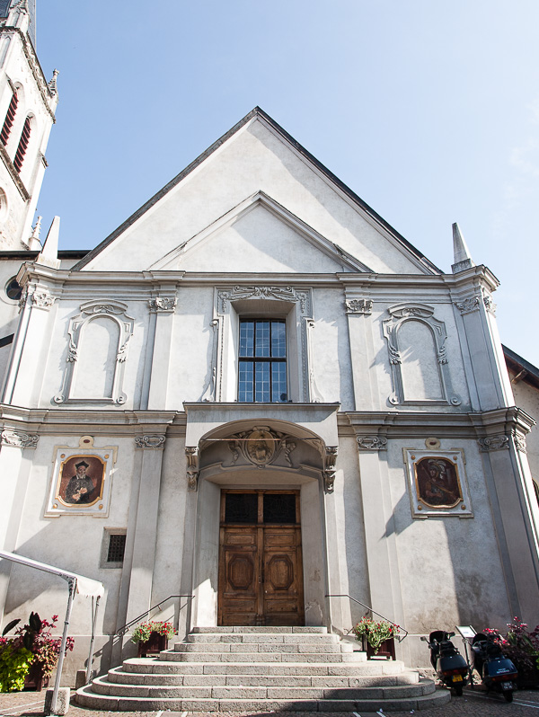 Lustres de l'église Saint-Hippolyte de Thonon-les-Bains - Vue extérieure Lustres de l’église Saint-Hippolyte de Thonon-les-Bains, par Natacha MONDON & Eric PIERRE – Vue extérieure