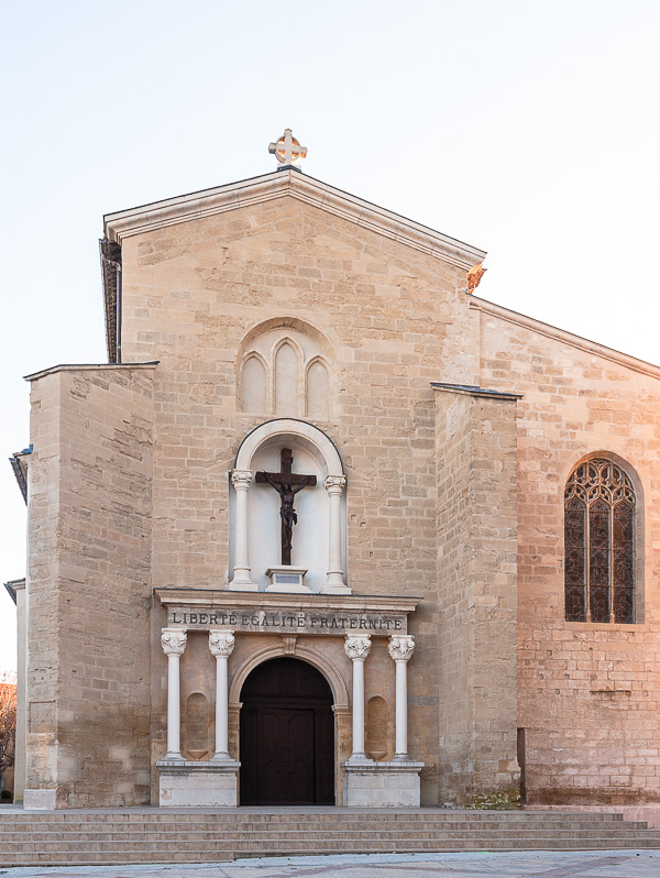 Lustres chauffants de l'église Saint-Nicolas de Pertuis - Vue de l'église Lustres chauffants de l’église Saint-Nicolas de Pertuis, par Natacha MONDON & Eric PIERRE - Vue de l’église