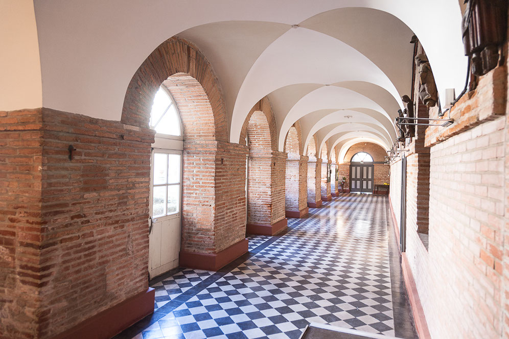 Lustres de la chapelle du séminaire Saint-Cyprien à Toulouse, par Natacha MONDON & Eric PIERRE - Cloître
