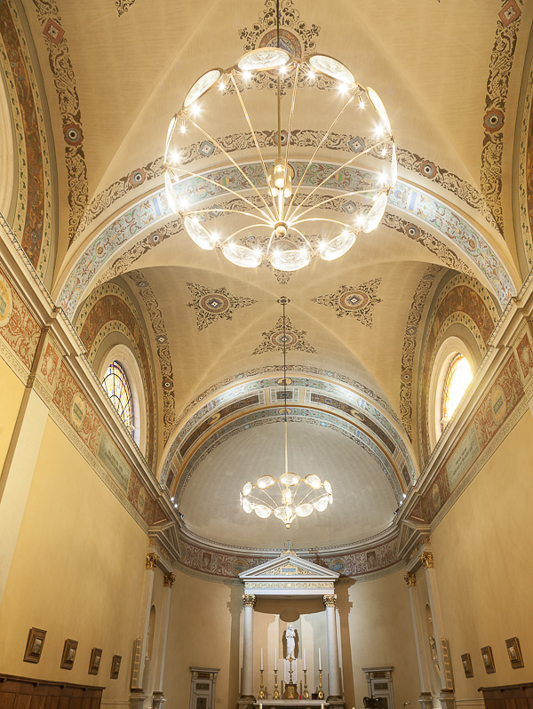 Lustres de la chapelle du séminaire Saint-Cyprien à Toulouse, par Natacha MONDON & Eric PIERRE - Nef