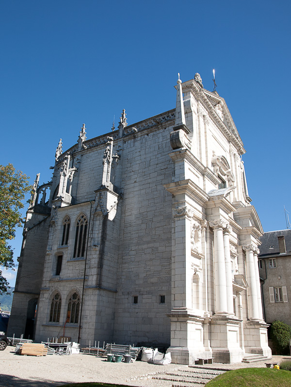 Lustres de la Sainte-Chapelle du château des ducs de Savoie à Chambéry - Vue extérieure de la chapelle Lustres de la Sainte-Chapelle du château des ducs de Savoie à Chambéry, par Natacha MONDON & Eric PIERRE - Vue extérieure de la chapelle