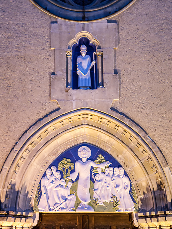 Tympan en terre cuite vernissée de l’église Saint-Germain d’Auxerre d’Annet-sur-Marne, par Natacha MONDON & Eric PIERRE - De nuit