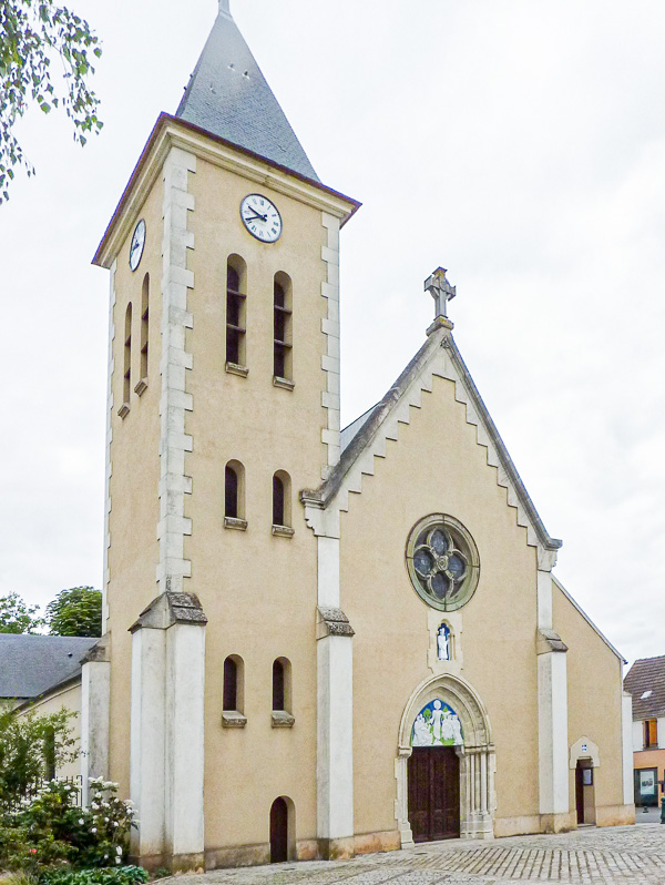 Tympan en terre cuite vernissée de l'église Saint-Germain d'Auxerre d'Annet-sur-Marne - Vue de l'église Tympan en terre cuite vernissée de l’église Saint-Germain d’Auxerre d’Annet-sur-Marne, par Natacha MONDON & Eric PIERRE - Vue de l’église