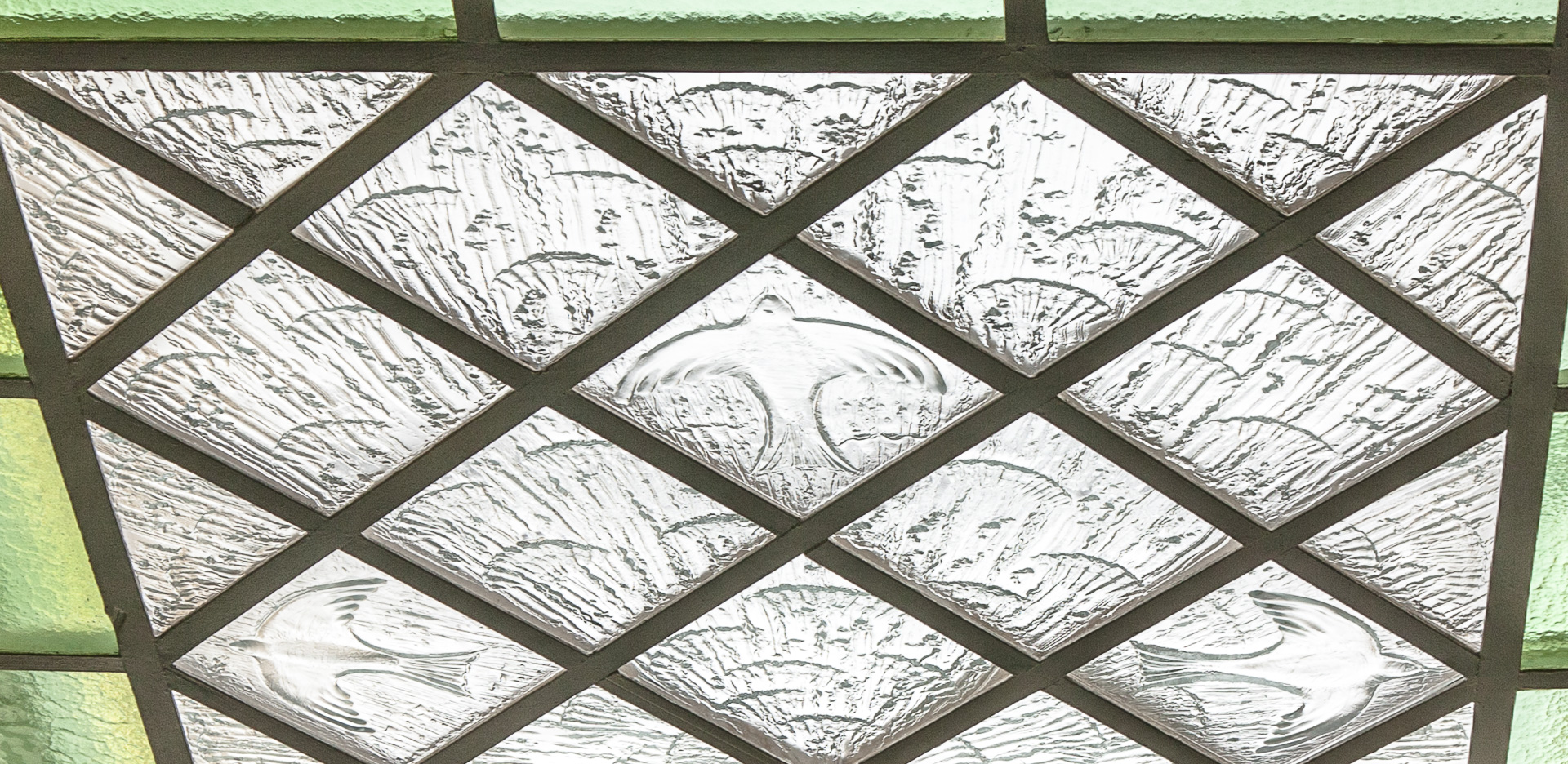 Verrière aux oiseaux, verre architectural thermoformé, par Natacha MONDON & Eric PIERRE